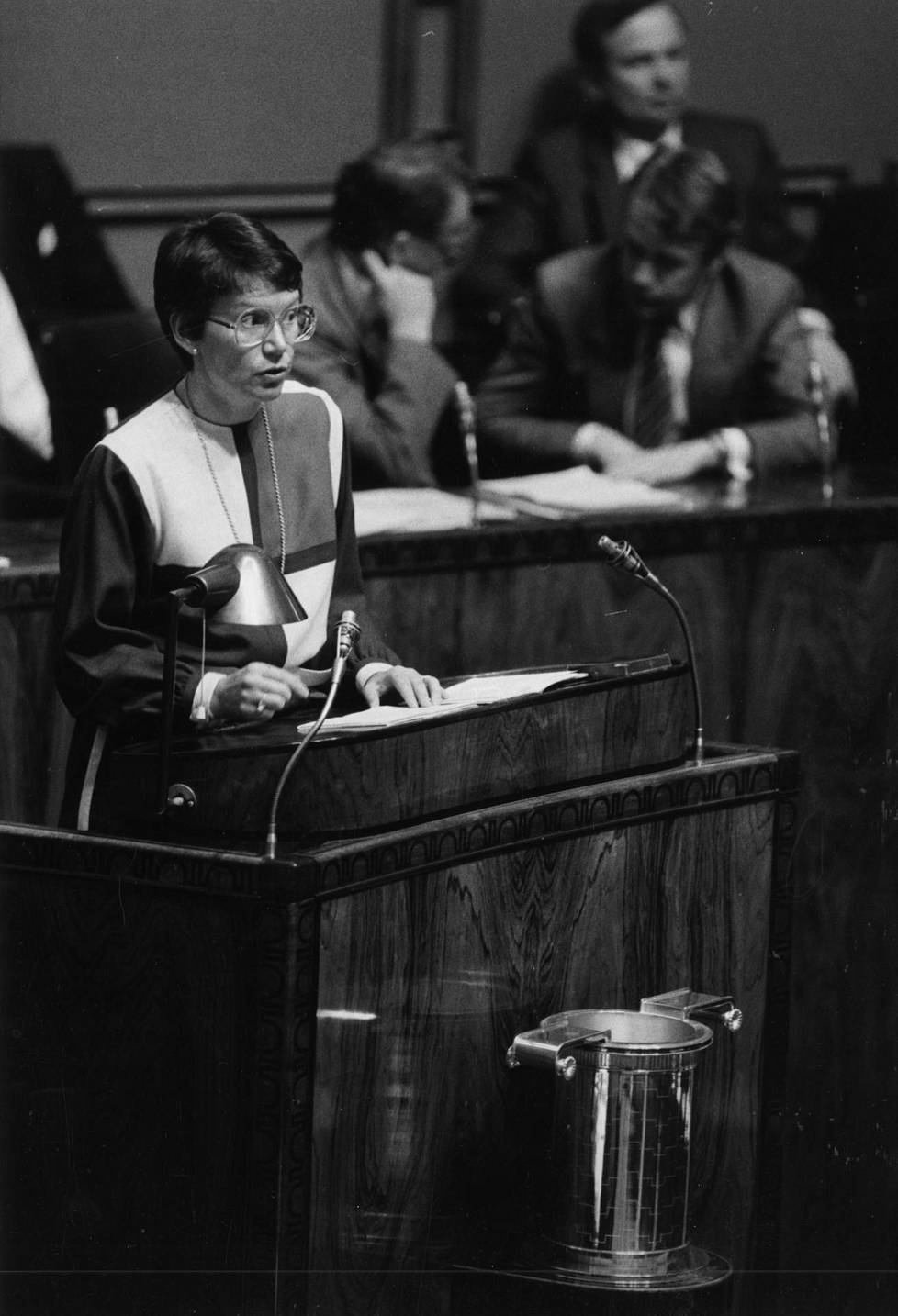 Kuuskoski eduskunnan puhujanpöntössä vuonna 1985 puolustamassa hallituksen päätöksiä.