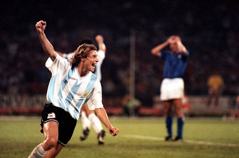 Caniggia nousi suuren yleisön tietoisuuteen Italian MM-kisoissa 1990. Tässä hän on juuri puskenut osuman isäntien tähtivahdin Walter Zengan taakse.