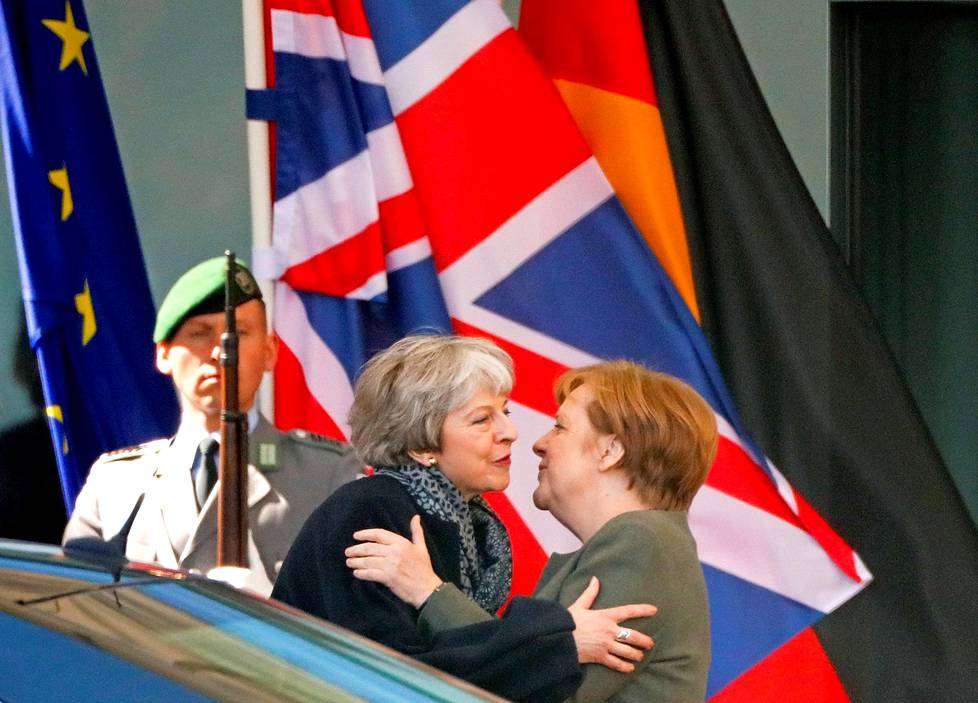 Iso-Britannian pääministeri Theresa May ja Saksan liittokansleri Angela Merkel tervehtivät toisiaan sydämellisesti Berliinissä tiistaina. Johtajien keskustelujen aiheena oli hymyt hyydyttävä brexit, jonka toteuttamiselle EU myönsi keskiviikkona puolen vuoden lisäajan.