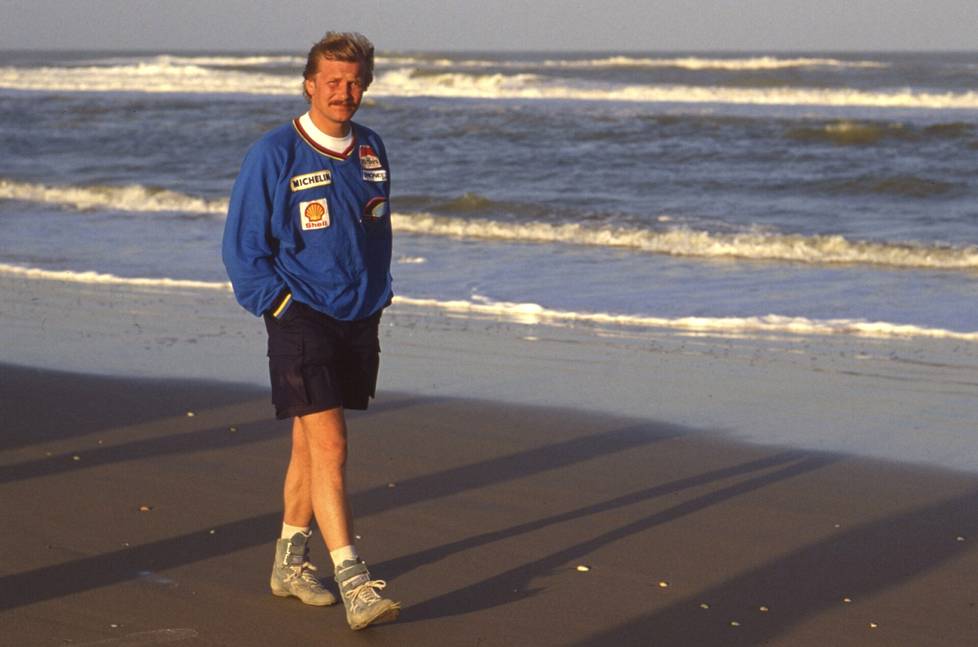 Juha Kankkunen jaloittelemassa rannalla huoltotauon aikana.