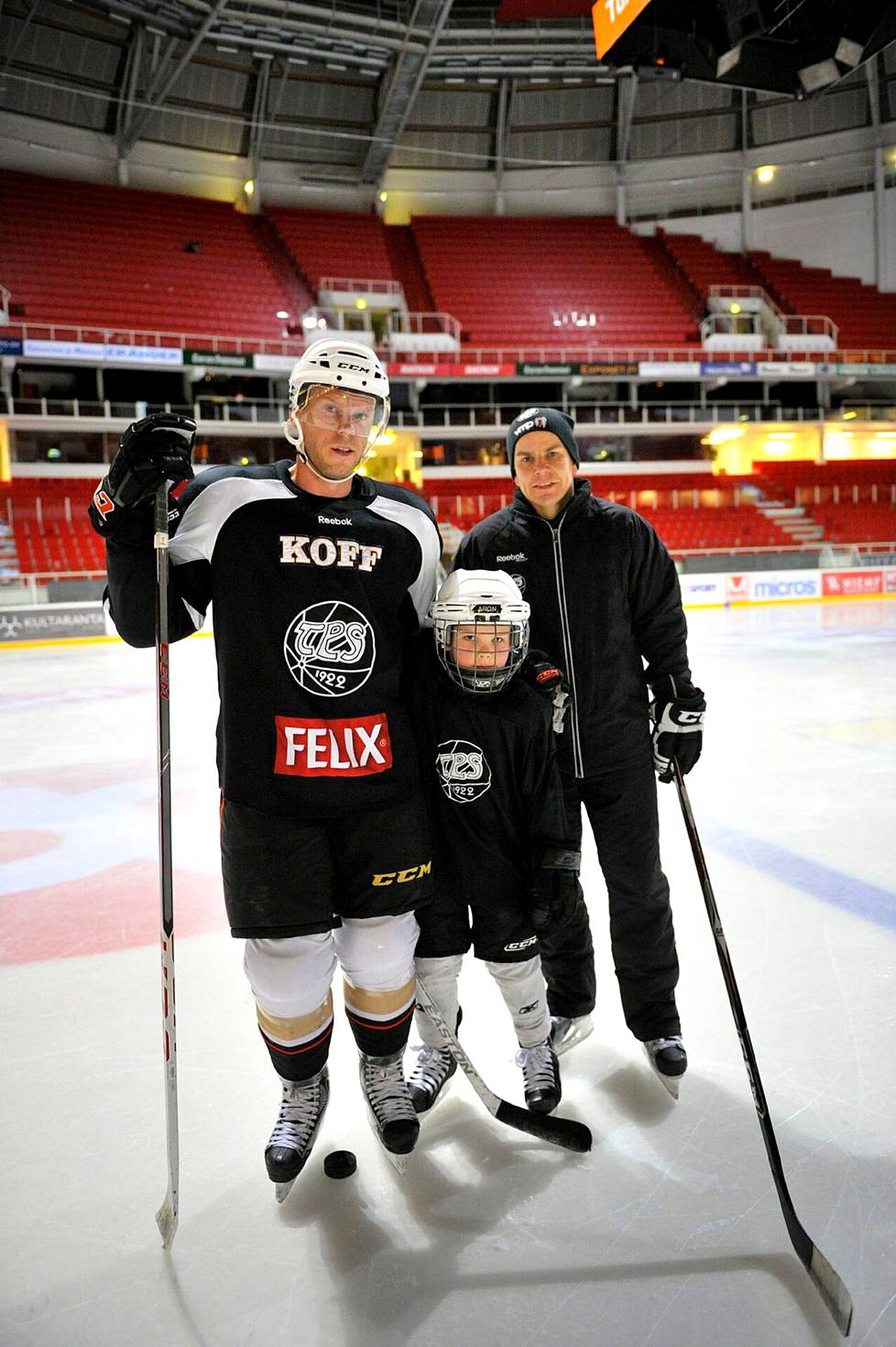 Aron Kiviharju isänsä Jani Kiviharjun ja Saku Koivun seurassa vuonna 2012.