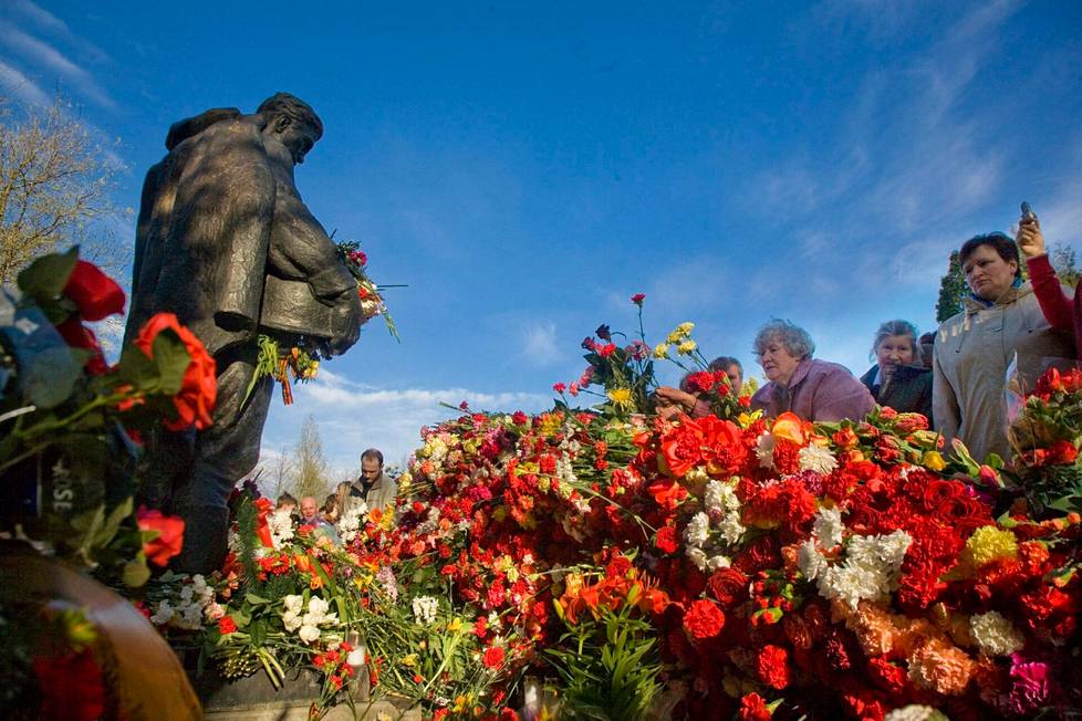 Sotilashautausmaalle siirrettyä Pronssisoturia muistettiin vuolaasti kukilla voitonpäivänä 2007. Myös Tallinnassa asuu paljon Neuvostoliiton aikana maahan muuttaneita venäläisiä.