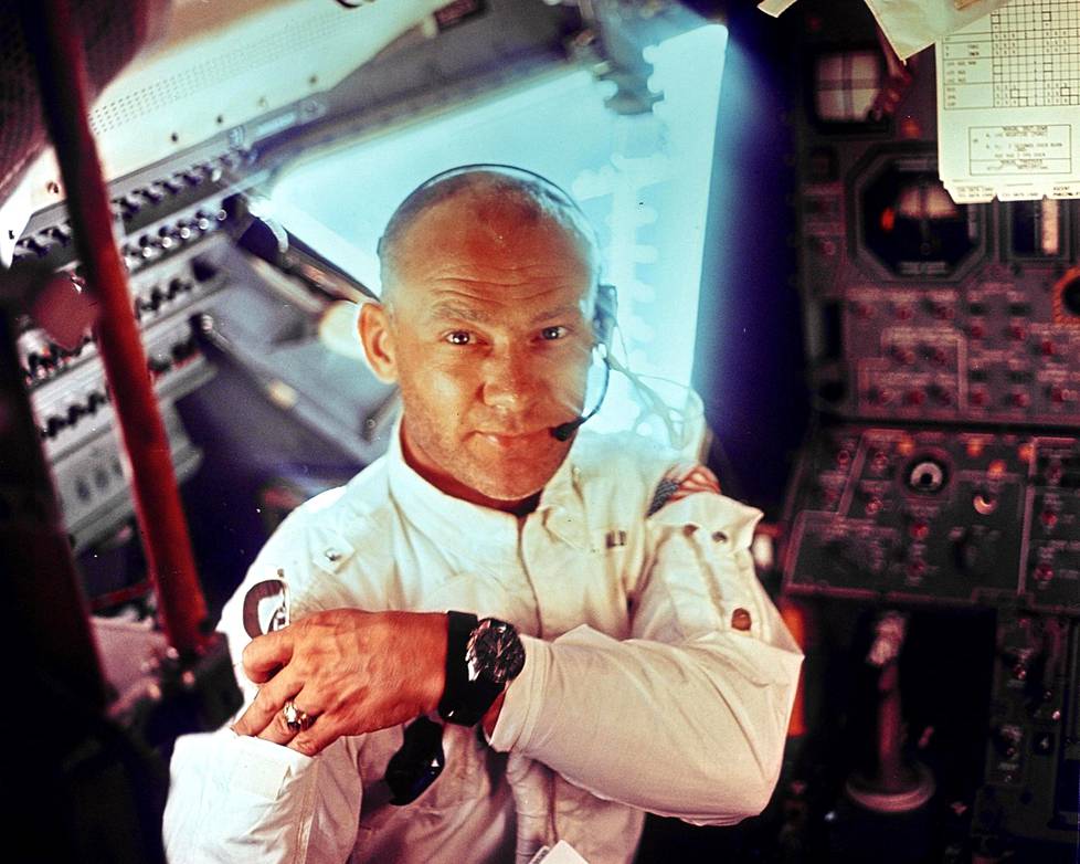 Ennen laskeutumista: Neil Armstrong otti tämän kuvan Buzz Aldrinista kuumoduuli Eaglen sisätiloissa.