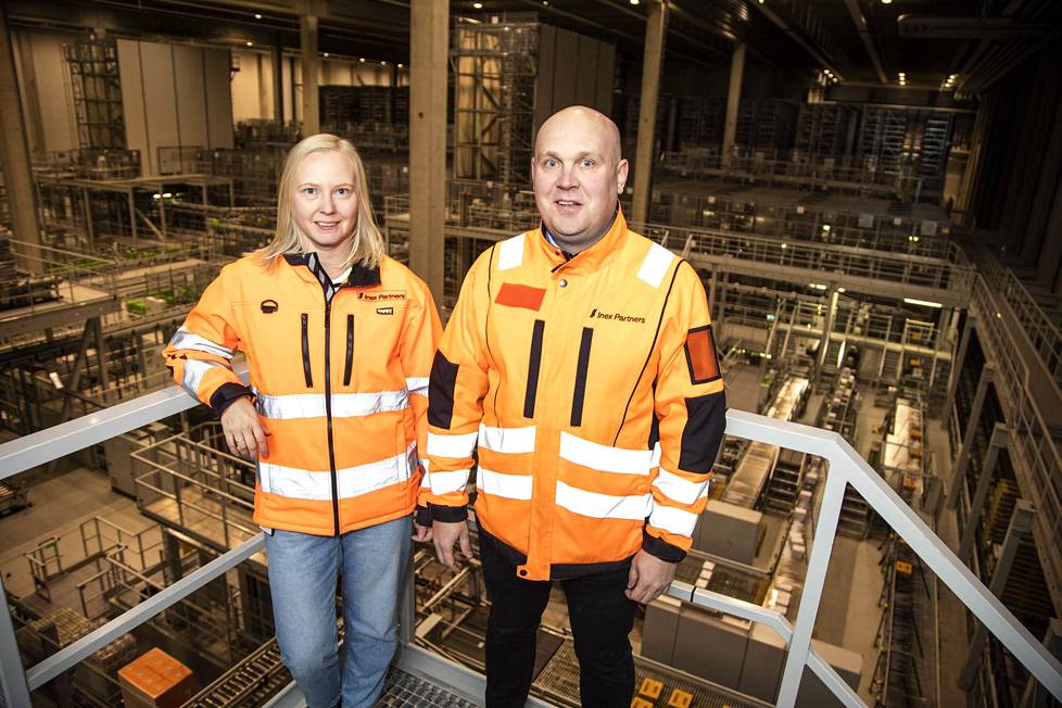 Inexin tuotantojohtajan Tuukka Turunen ja johdon assistentti Jenni Halme esittelivät ensimmäiseksi kuivatuotteiden käsittelytiloja.