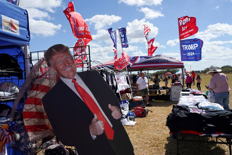 Trump-tuotteita oli myynnissä ennen entisen presidentin kampanjatilaisuutta Texasissa lokakuussa.