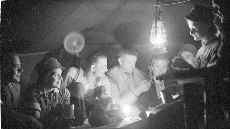 Rintamalottia vierailulla teltassa heinäkuussa 1941.