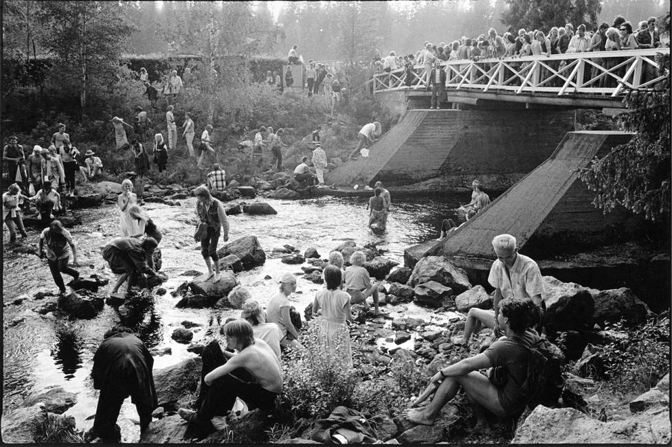 Festarikansaa joessa viilentymässä vuonna 1986.
