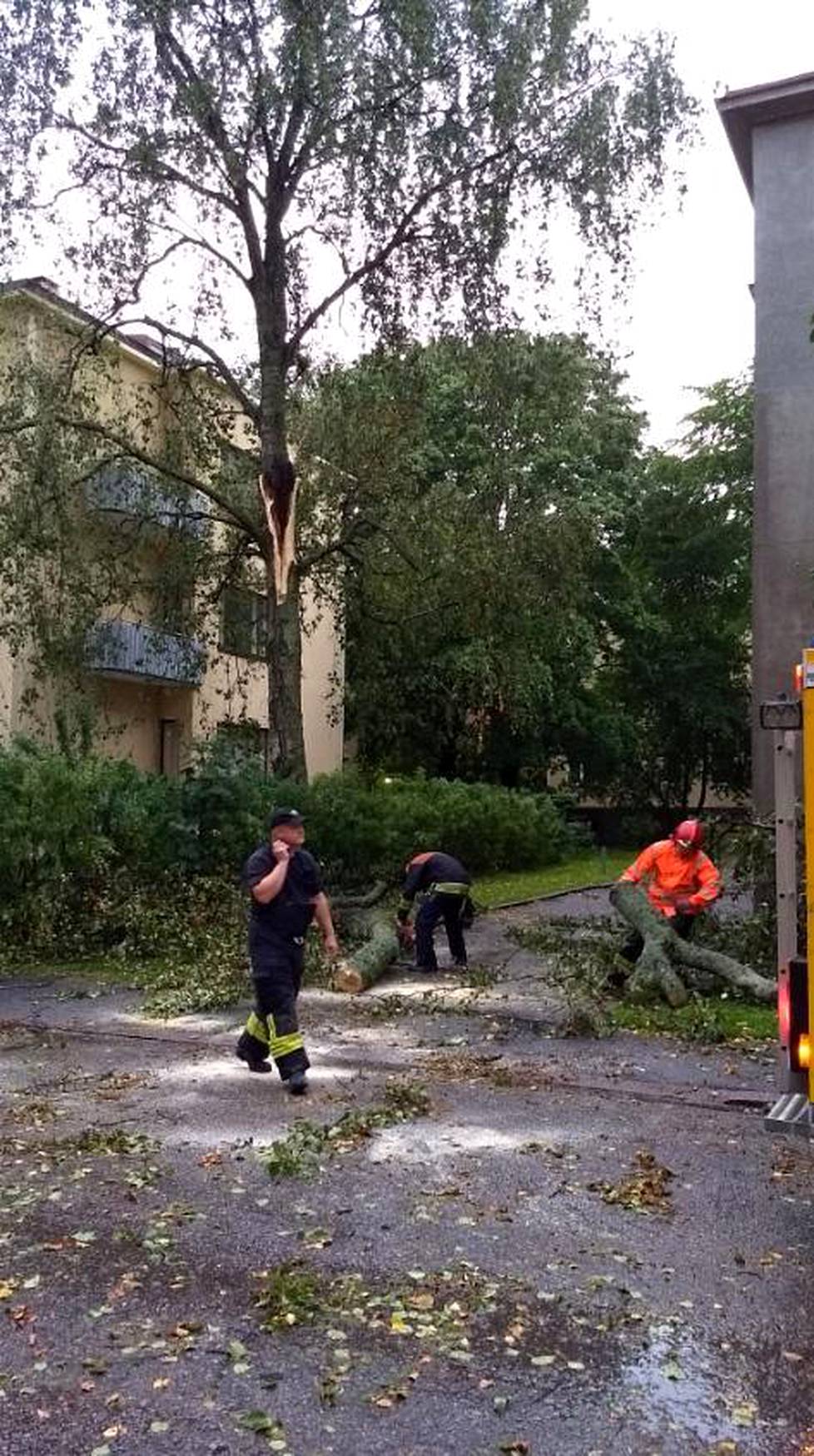 Helsingin Töölössä korjattiin myrskyn jälkiä ripeästi. Kuvan ottajan mukaan pelastuslaitos raivasi myrskyn repimiä pihapuun oksia jo 30 minuuttia myrskyn jälkeen.