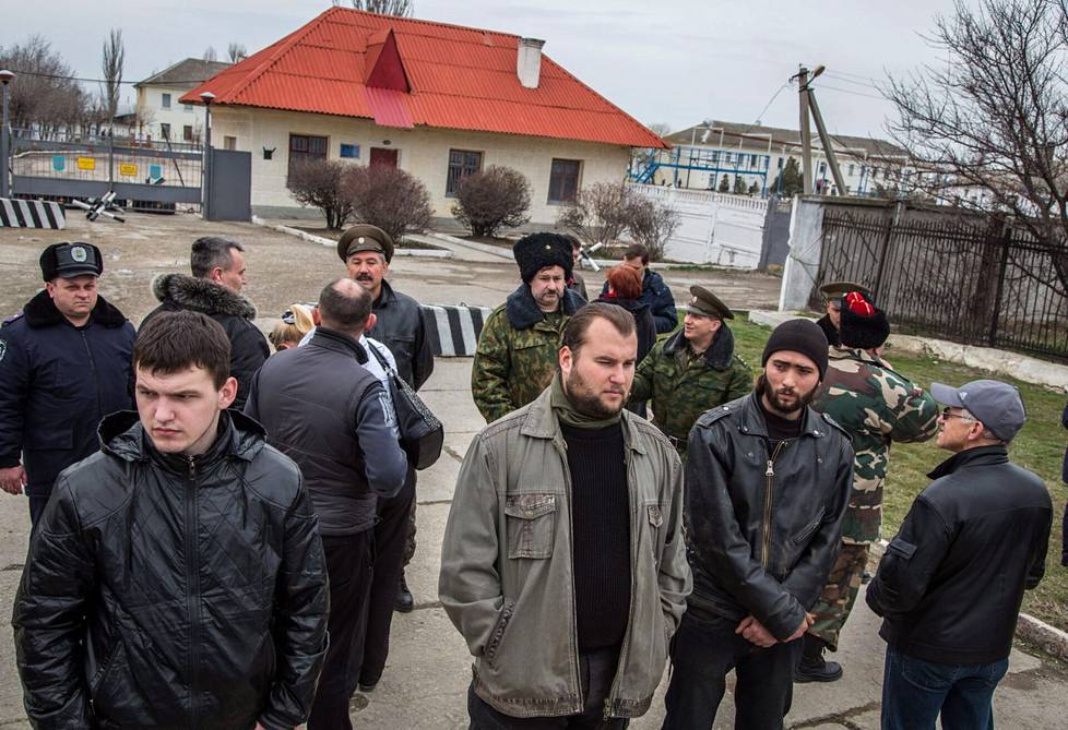 Venäläismieliset siviilit ja kasakat sulkevat tien Ukrainan asevoimien tukikohtaan Feodosijassa 1. maaliskuuta 2014.