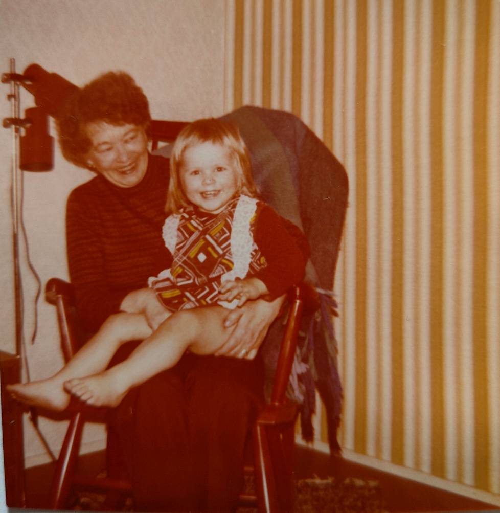 Kuvassa Anja-mummo ja Kaisa vuonna 1978.