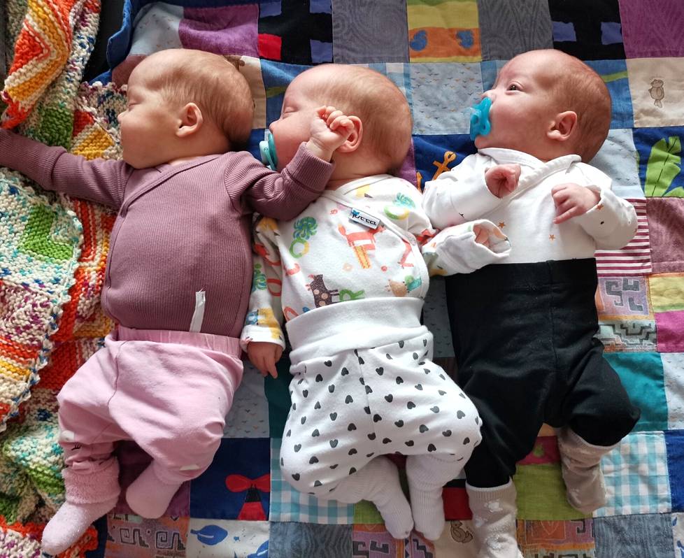 Alkuun vauvoilla ei ollut yhteistä rytmiä, vaan kahden nukkuessa yksi saattoi olla hereillä tai toisinpäin. 