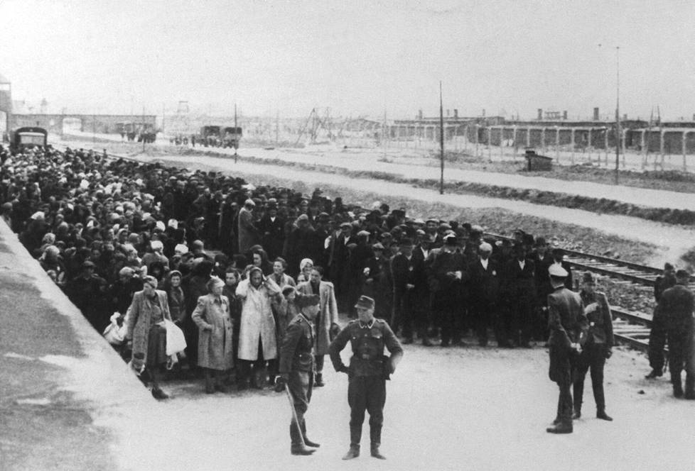 Auschwitzin tuhoamisleirille junalla tuodut vangit eroteltiin heti saapumisen yhteydessä. 