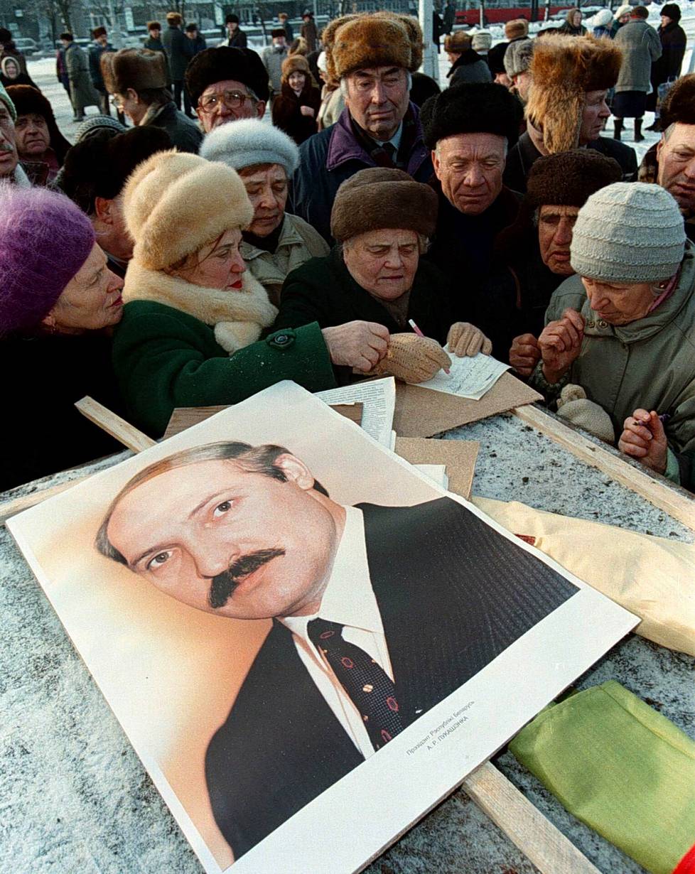 Belorussians in financial difficulties signed a petition to their president in Minsk in 1997.
