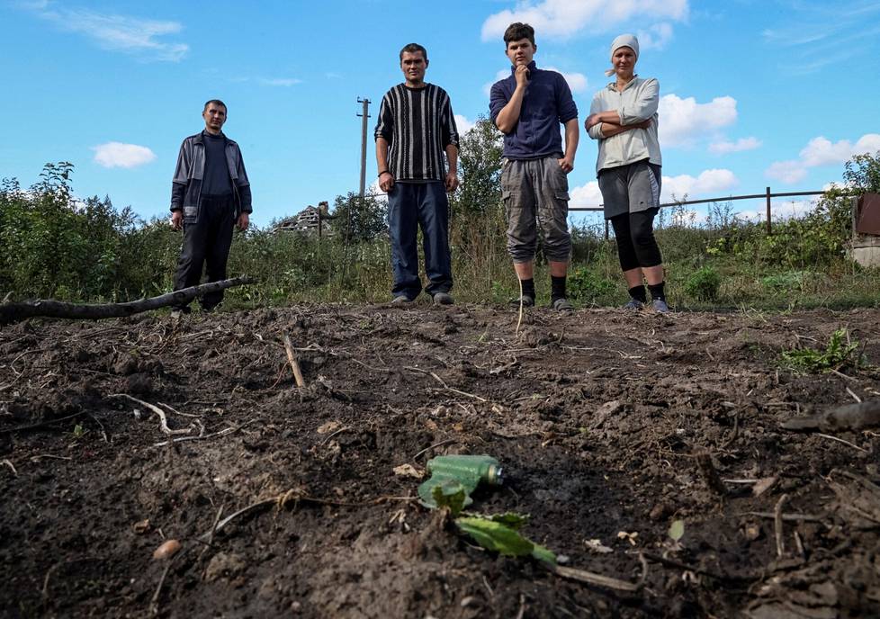 Kamjankan asukkaat Juri Zdorovets, 42, ja hänen poikansa Jaroslav, 15, sekä vaimonsa Olena, 46, löysivät perhosmiinan aivan kotinsa läheltä. 