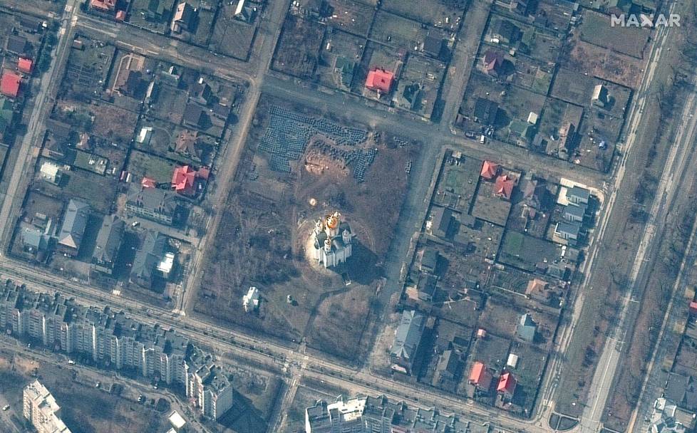 Maxarin satelliittikuva osoittaa todennäköistä kaivettua hautaa kirkon lähellä