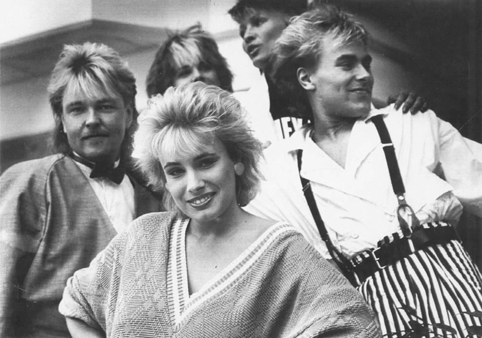 Sonja Lumme (edessä) ja taustakuoro vuoden 1985 viisuissa. Takana vasemmalta oikealle Jokke, Kaija Koo, Anita Pajunen ja Rele Kosunen.