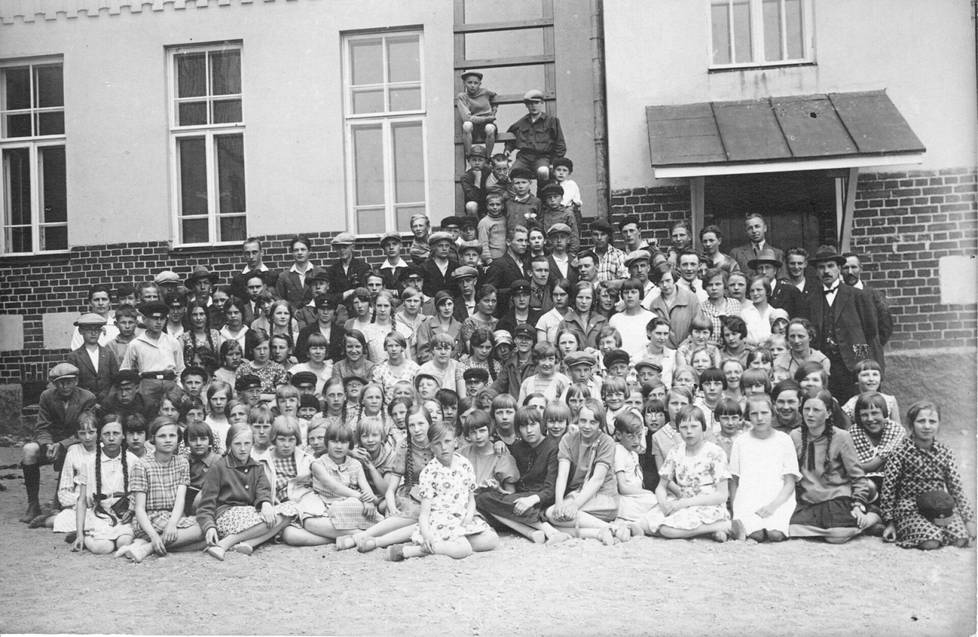 Forssan Yhteiskoulu oli ensimmäisiä maaseudulle perustettuja yhteiskouluja. Kuvanottohetken tarkka ajankohta on pimennossa, mutta sen arvellaan sijoittuvan vuosiin 1923–1930.