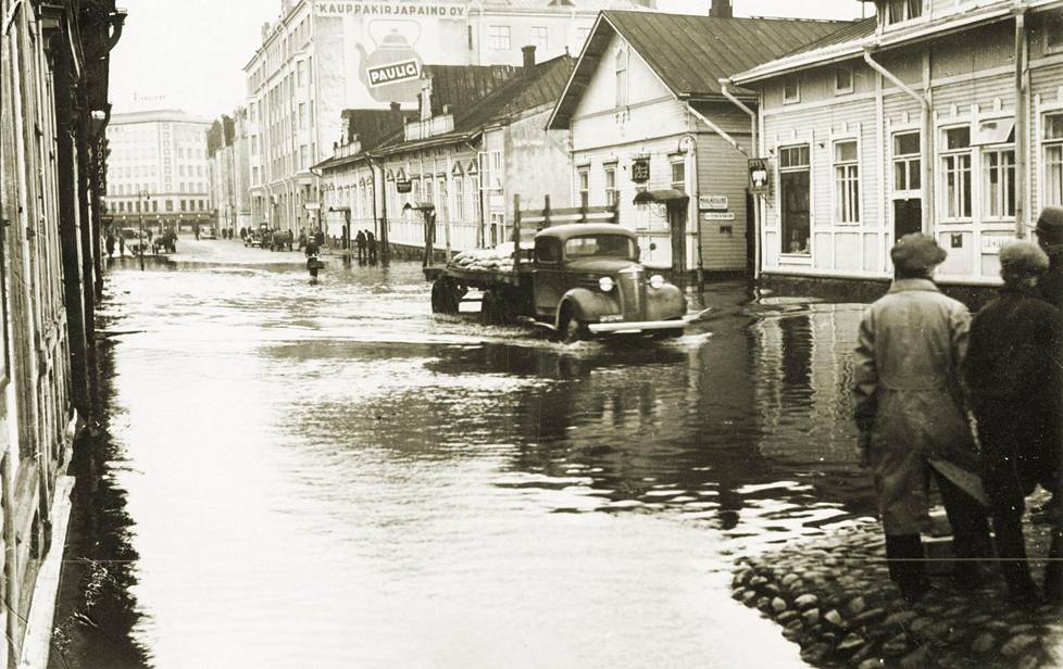 Myrsky sai Viipurin kadut tulvimaan myös marraskuussa 1938. Kaupunkilaiset katselivat vedensaartamaa autoilijaa mukulakivetyksen päällä.