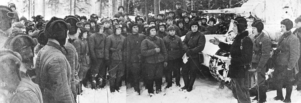 Hyökkäävän puna-armeijan hengenluojat työssään rintamalla joulukuussa 1939.