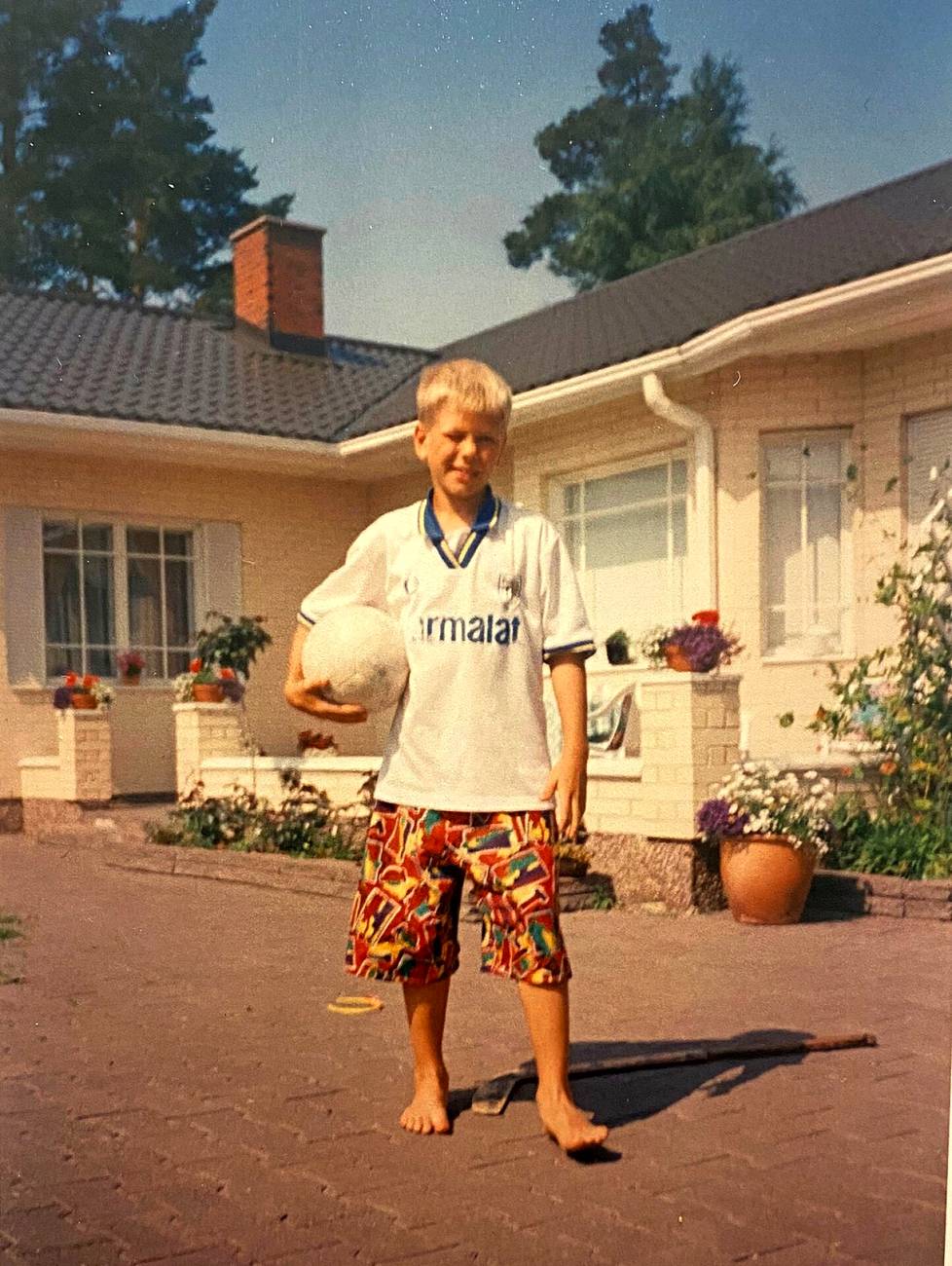 Strandvall kotipihassa 11-vuotiaana.