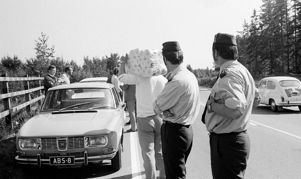Kahden liftaritytön Pirjo Laihon ja Ritva Raijaksen etsintöjä Seutulassa elokuussa 1971. Poliisi tutkii aluetta.