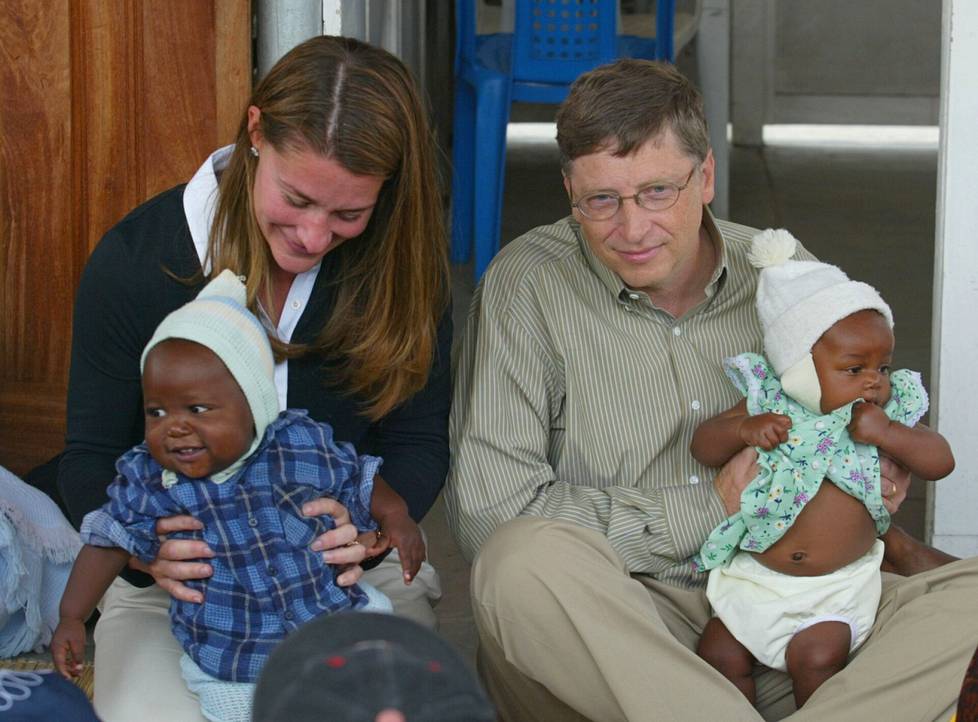 Melinda ja Bill Gatesin unelmana on, että jokainen ihminen voisi elää tervettä ja hyvää elämää. He ovat pyrkineet kohti tavoitettaan lahjoittamalla kymmeniä miljardeja hyväntekeväisyyteen. Kuvassa pari Mosambikissa vuonna 2003. 
