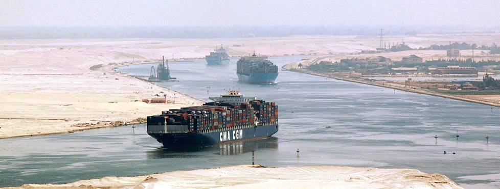 Arkistokuvassa laivasaattue Suezin kanavassa.