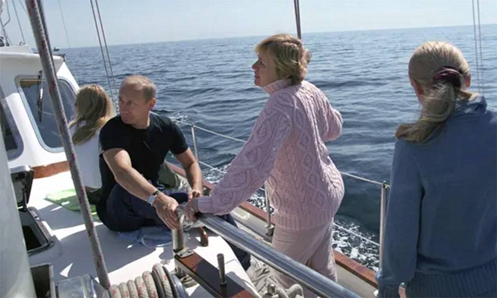 Putin perheineen veneilemässä lomalla.