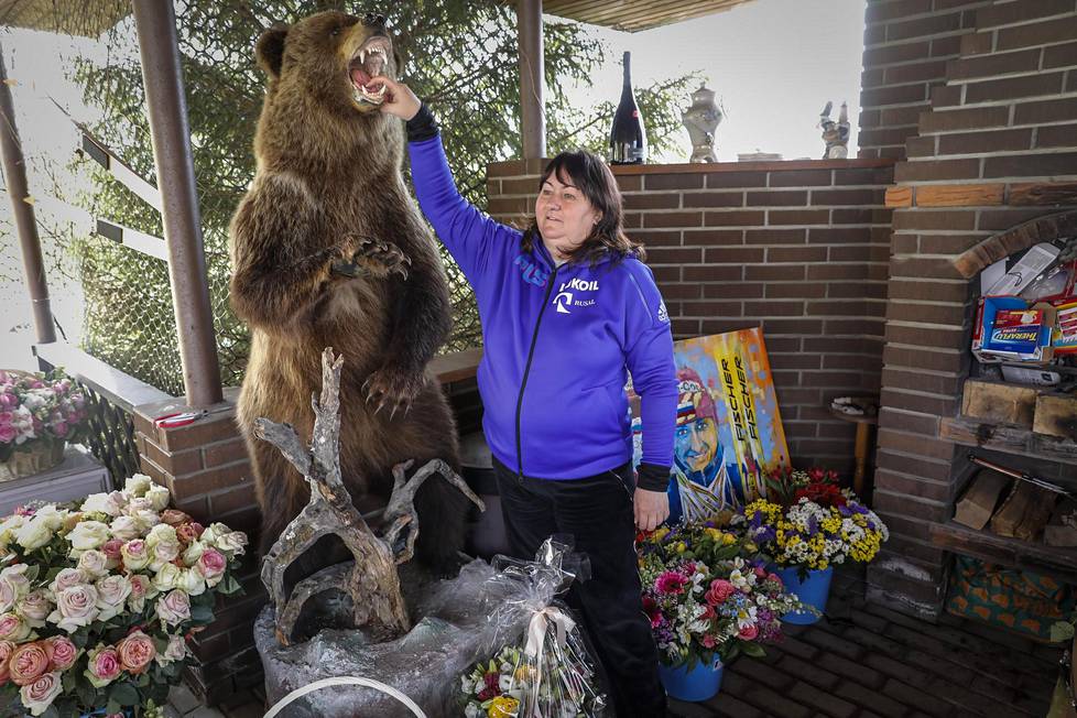 Jelena Välben kotipiha oli syntymäpäiväjuhlien jälkeen täynnä kukkia ja lahjoja. Erikoisimmasta päästä oli lahjaksi tuotu täytetty karhu.