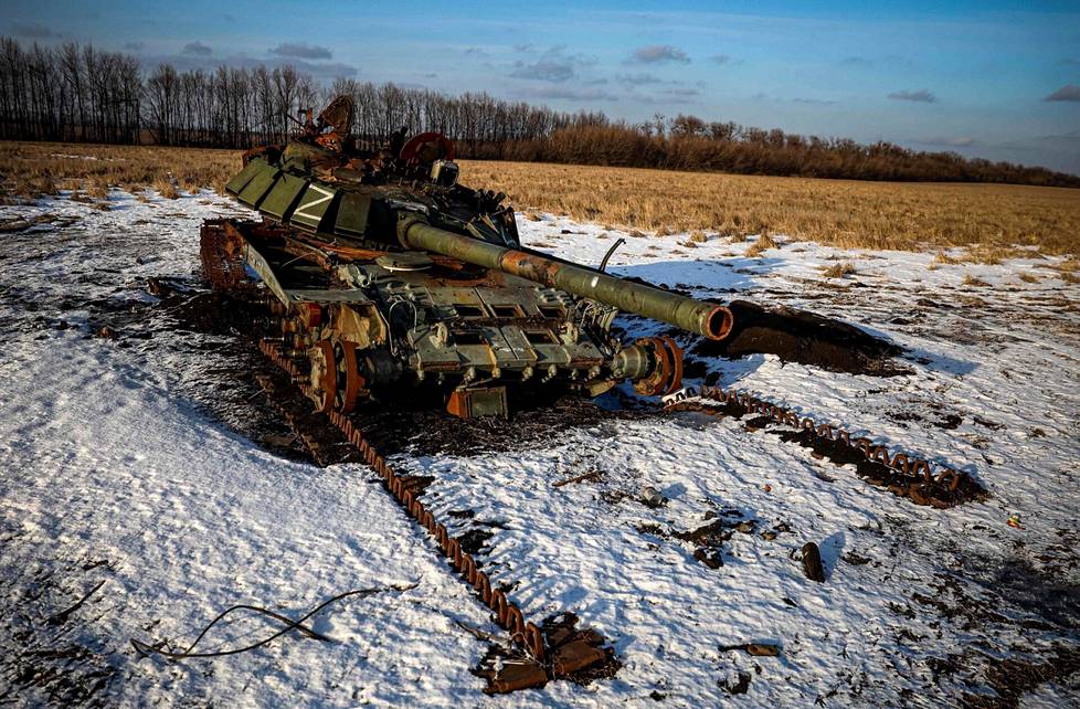 Tuhottu venäläispanssari kuvattuna Harkovan alueella 22. helmikuuta.