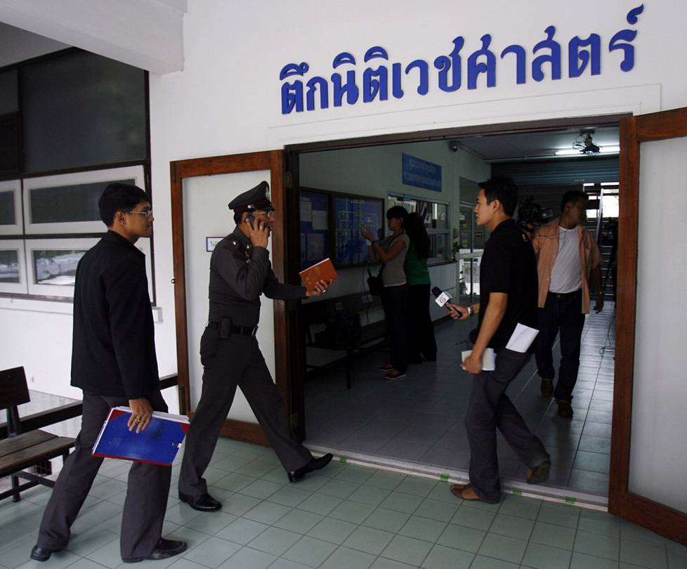 Poliiseja paikalla Bangkokin Chulalongkorn-sairaalassa, jossa Carradinelle tehtiin ruumiinavaus.
