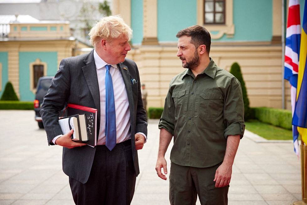 Iso-Britannian entinen pääministeri Boris Johnson käveli Zelenskyin kanssa Kiovassa. 