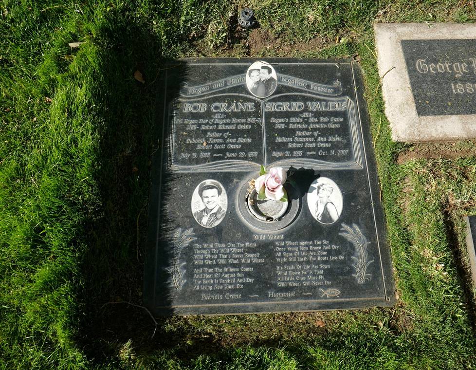 Bob Crane kuoli vuonna 1978. Patricia (Patty) Olson kuoli vuonna 2007 ja hänet haudattiin Cranen viereen. Hautakiveen kaiverrettiin lesken taiteilijanimi Sigrid Valdis. Hauta kuvattuna Los Angelesissa vuonna 2021. 