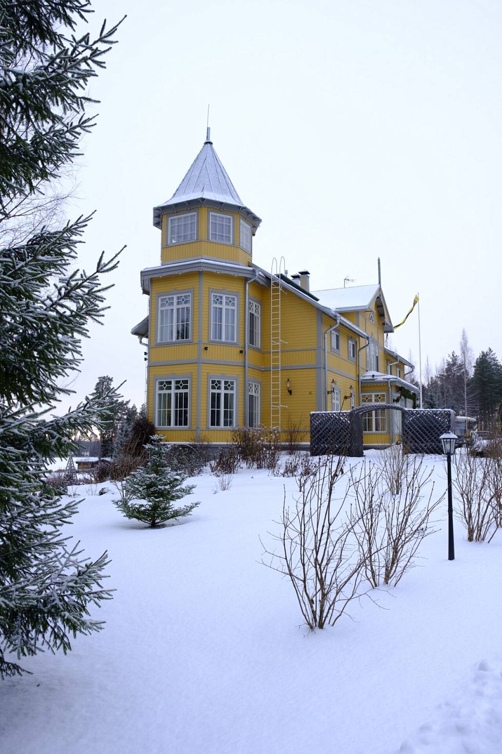 Pekka Viljakaisen kotitalon toisessa päädyssä on kolmikerroksinen torni.