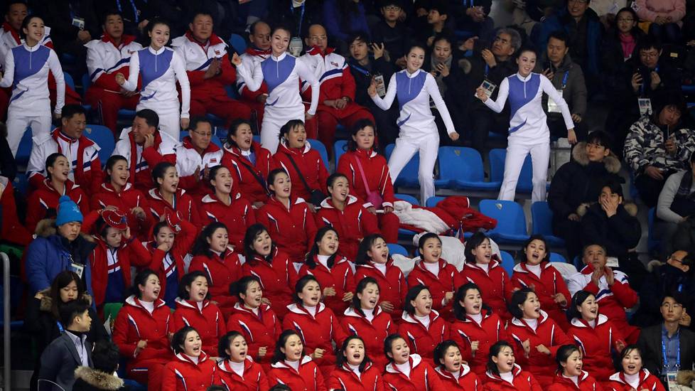 Pohjois-Korean cheerleaderit hämmästyttivät jääkiekkopelin katsomossa.