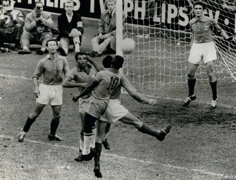 17-vuotiaan Pelén (10) läpimurto maailman tietoisuuteen tapahtui MM-kisoissa Ruotsissa 1958. Brasilia voitti Ranskan välierässä 5-2. Pelé teki ottelussa puhtaan hattutempun eli kolme maalia peräjälkeen ja vielä loppuottelussa Ruotsia vastaan kaksi lisää. Brasilia voitti finaalin 5-2. Pele teki 3-1 ja 5-2 osumat. 