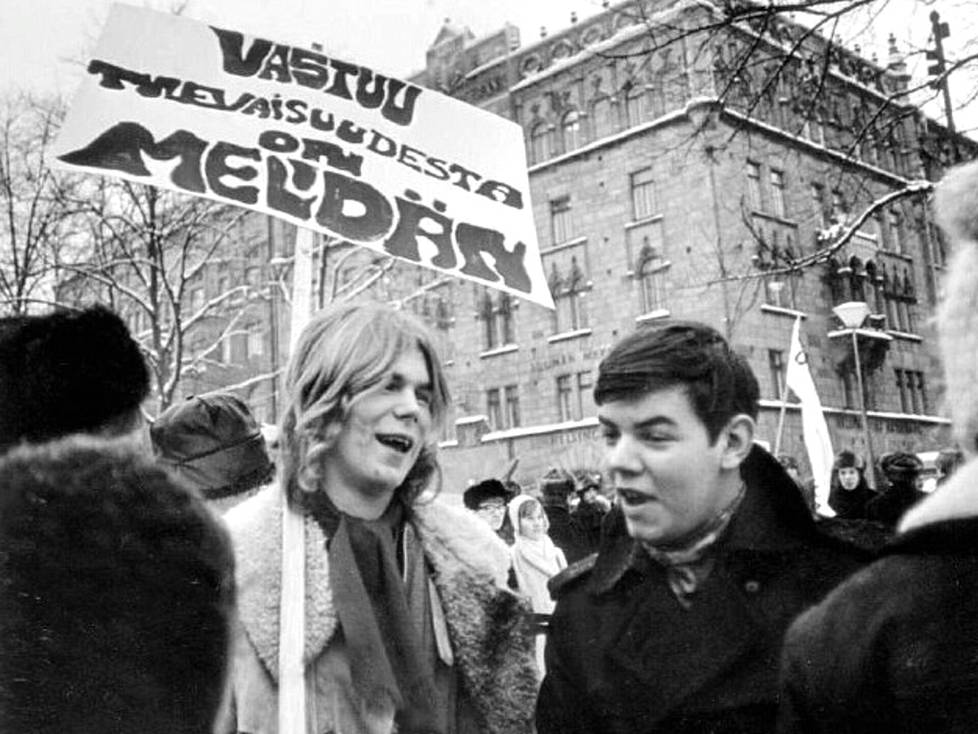 Radikaalikaverukset vuonna 1969. Björn Wahlroos ja myöhemmin tunnettu tv-toimittaja ja kirjailija Leif Salmén Helsingissä Esplanadin puistossa Teiniliiton mielenosoituksessa opetushallitusta vastaan. 