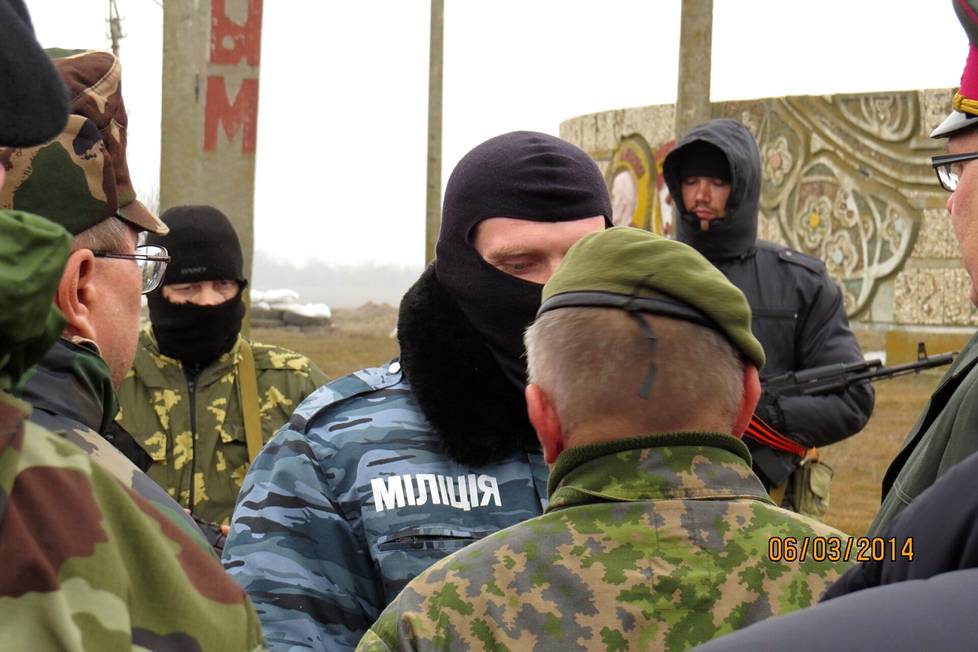 Eversti Martti J. Kari (selin vihreässä baretissa) yritti päästä Etyj-ryhmän kanssa Krimille 6. maaliskuuta 2014, tuloksetta.