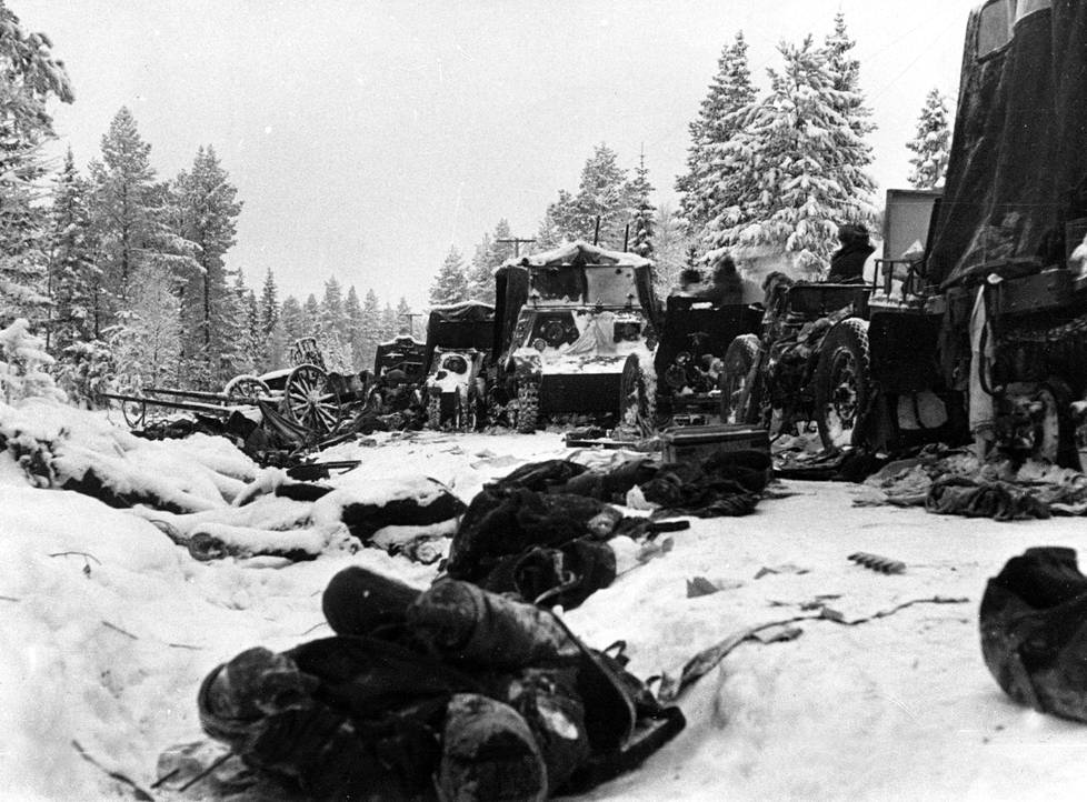 Kaatuneita puna-armeijan sotilaita ja sotasaaliiksi jäänyttä kalustoa Suomussalmella.