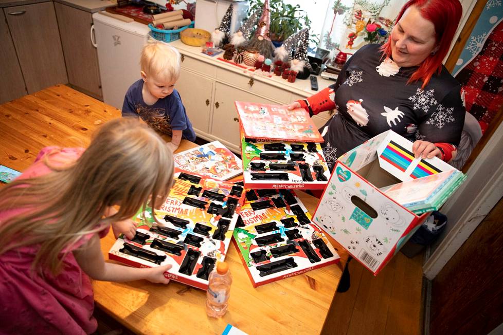 Kun lapsia on monta, on myös joulukalentereita. Kalenterit ovat keittiökomerossa visusti piilossa, josta Niina Muuronen nostaa ne lasten esille kerran päivässä. Isompien lasten kalenterit ovat heidän omissa huoneissaan.