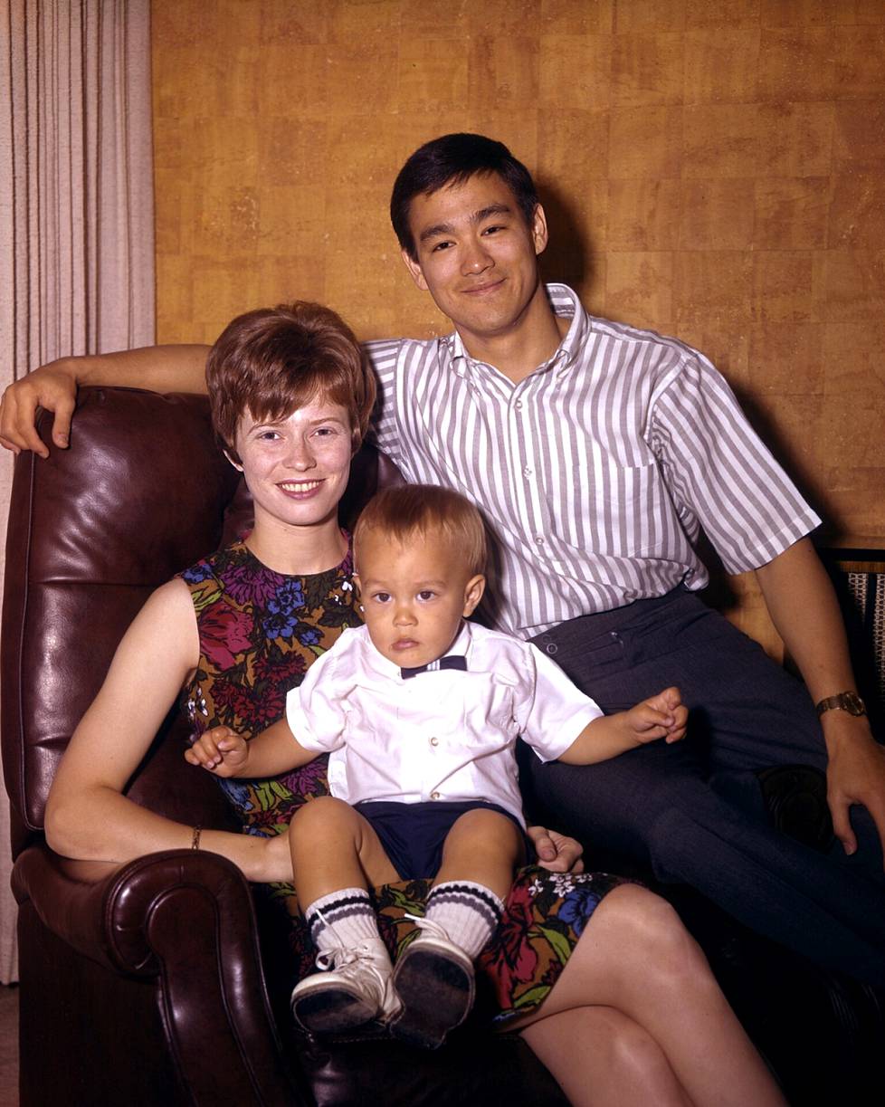Linda ja Bruce Lee poikansa Brandonin kanssa kuvattuna vuonna 1967.
