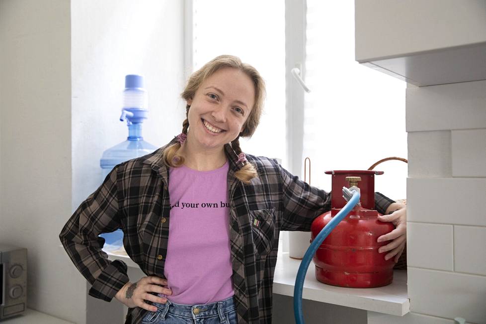 Kateryna Jerska käy hakemassa huoltoasemalta kaasua kolmen litran säiliöön, jonka hän on hankkinut sähkökatkojen varalta. 