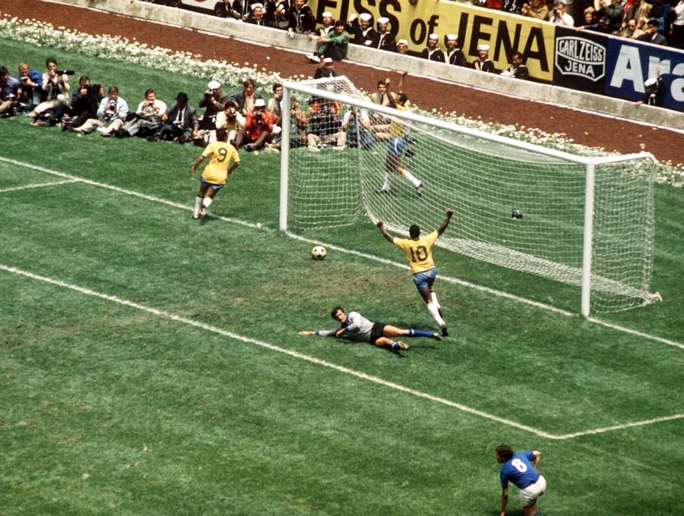 Vuoden 1970 loppuottelun ratkaisi lopullisesti Carlos Alberton huikea maali, jota Pelé (10) ja Tostao (9) juhlivat. Maalintekijä itse näkyy kuvassa maalin takana.