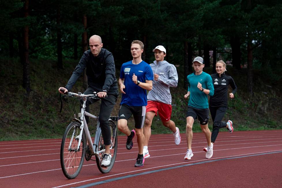 Polkupyörä on juoksuvalmentajalle tärkeä apuväline. Jan Petracin valmennusryhmään kuuluvat Niko Viljola, Benjamin Lee, Daniel Lundmark ja Eveliina Määttänen.