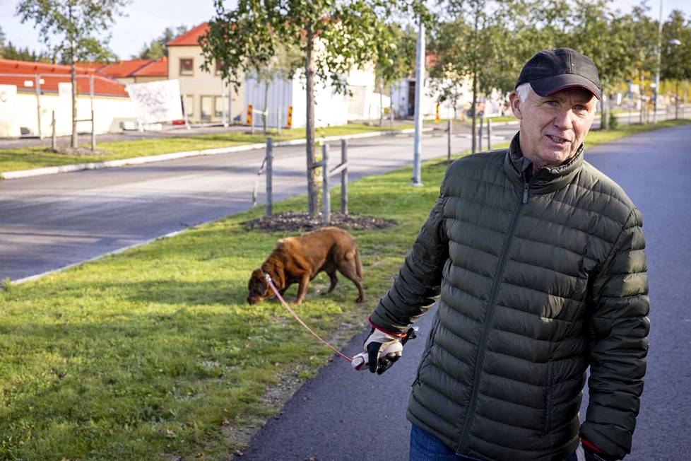 Tommy Östlund asuu räjäytetyn talon lähellä. Hän ulkoilee lähistöllä päivittäin iäkkään koiransa kanssa. Räjähdys naapurissa järkytti Östlundia.