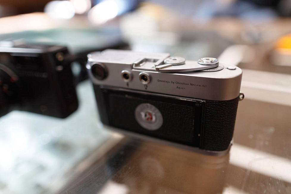 Tämän Leica M2:n tekee erikoiseksi se, että runkoon on kaiverrettu vanhan maahantuojan nimi Oy Christian Nissen AB.