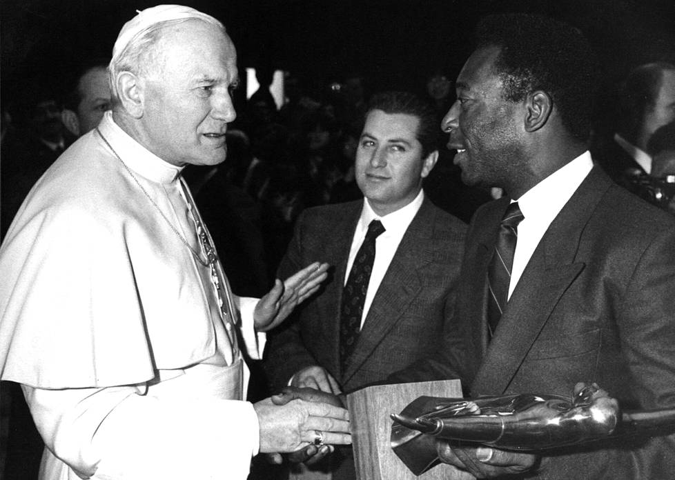 Pelé tapasi paavi Johannes Paavali II:n Vatikaanissa 1987. Pelé oli uskonnollinen ihminen ja kiitti usein Jumalaa ja perhettään saamastaan menestyksestä ja tuesta. Maailmalla Pelé oli kuitenkin tunnetumpi kuin yksikään hänen aikansa Paavi ja hänen maineensa ylitti uskontojen rajat.