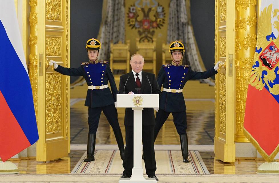 Vladimir Putin piti puheen ulkomaisille suurlähettiläille Kremlissä 1. joulukuuta. Hän esitti tuolloin ensi kertaa julkisesti vaatimuksensa Naton laajenemiskiellosta ja Venäjän kirjallisista turvatakuista.