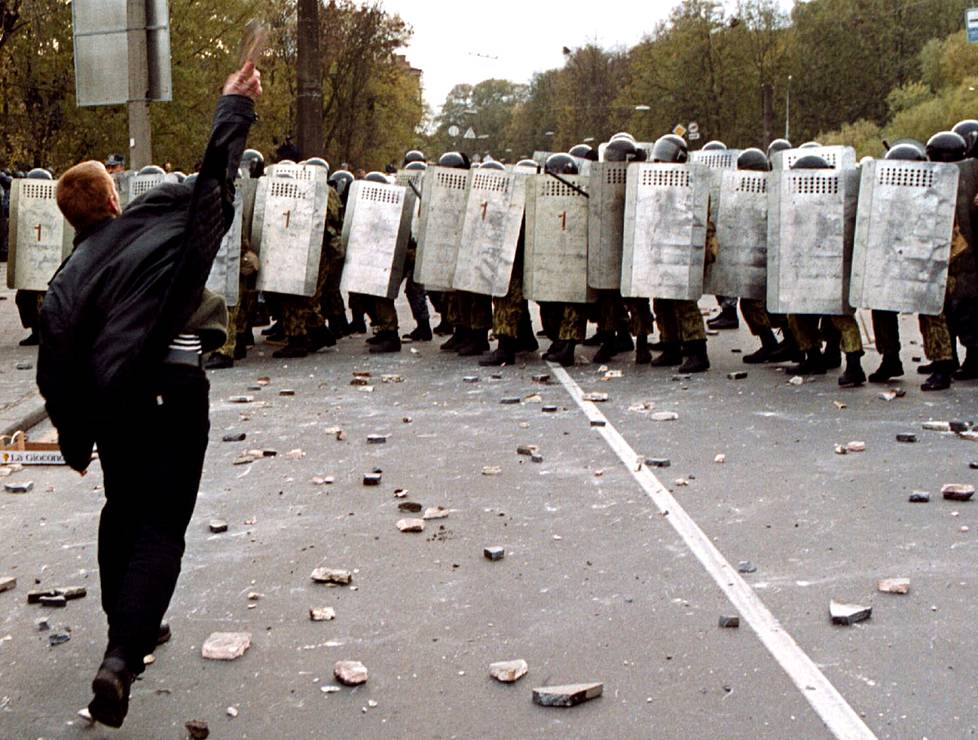 In 1999, in Minsk, protesters protested against Lukashenka's intentions to strengthen cooperation with Russia.