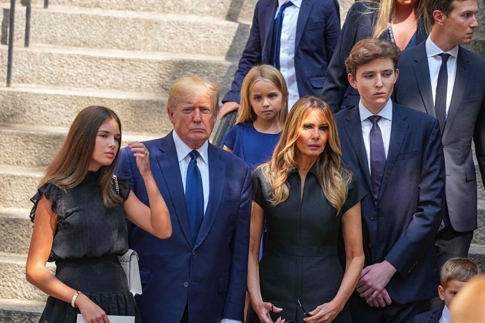Donald Trump, Melania Trump ja Barron Trump poistuivat Ivana Trumpin hautajaisista New Yorkissa heinäkuussa.